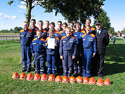 Gruppenfoto der Jugendfeuerwehr Öjendorf - Hervorragender 3. Platz beim August-Ernst-Pokal 2005.
