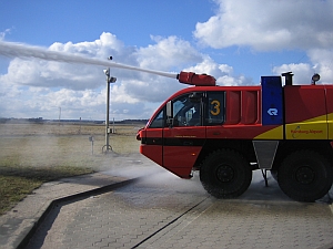 Der Panther in Aktion mit seinem Wasserwerfer, der aus dem inneren des Fahrzeugs ber Joystick gesteuert wird.