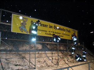 Aufbau des acht Meter langen Werbeträgers bei Schneetreiben