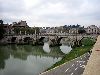Blick auf eine Brücke und den durch Rom fliessenden Tiber.