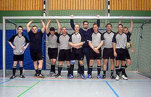 Mannschaftsfoto der Fussballtruppe der FF Öjendorf beim Fussballturnier 2006 in Fünfhausen.