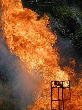 Fettexplosion - nur wenigen Tropfen Wasser in einem Topf mit heiem Fett sorgen fr eine Stichflamme! © F2946